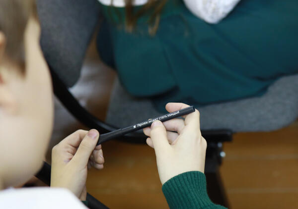 Активные слушатели получили в подарок ручки с надписью "Героем может стать каждый". 30 марта 2022 г., г. Высоковск